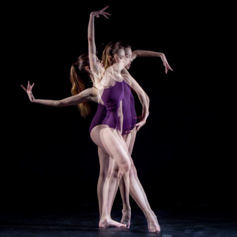 the-sensual-and-emotional-dance-of-beautiful-P2EEEUL